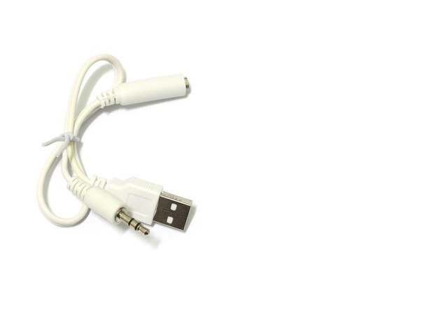 USB-Kabel auf weißem Hintergrund