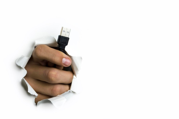 USB-Kabel in der Hand auf weißem Hintergrund