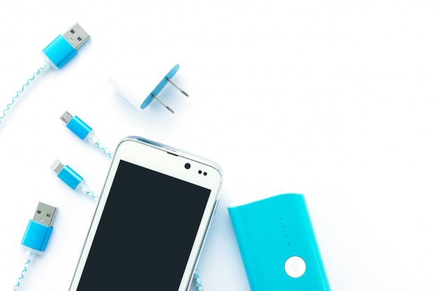 USB-Kabel und Batteriebank für Smartphone und Tablet in der Draufsicht