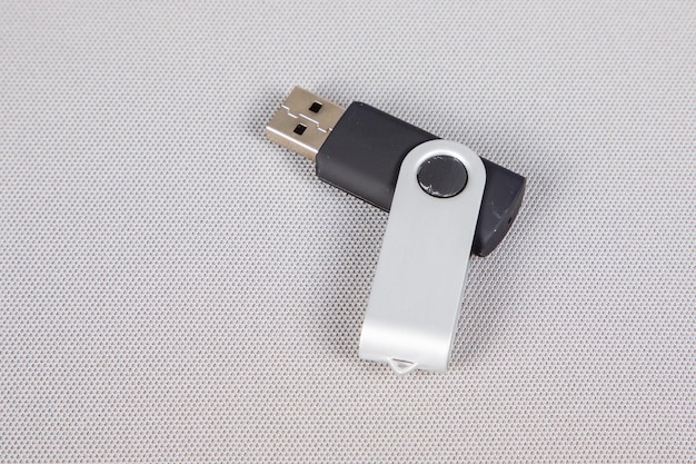 USB-Stick auf grauem Hintergrund geöffnet