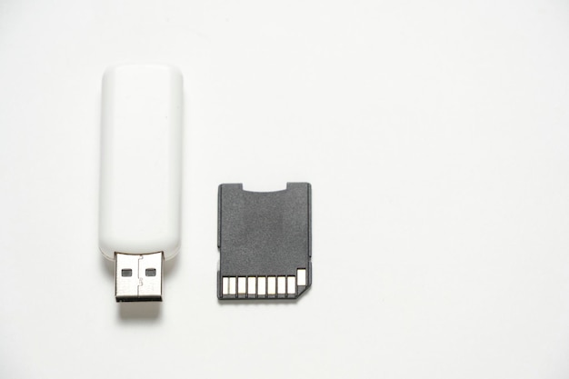 USB-Stick und Kartenleser auf weißem Hintergrund