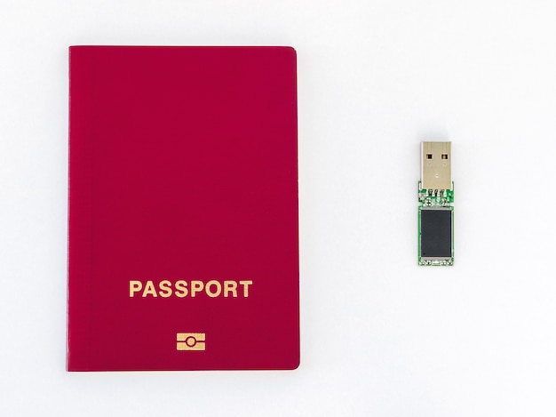 USB-Stick und roter Reisepass auf weißem Hintergrund