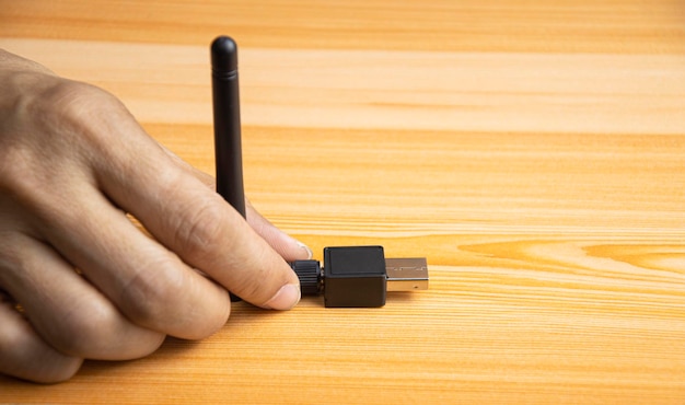 USB WiFi suelo de madera negro