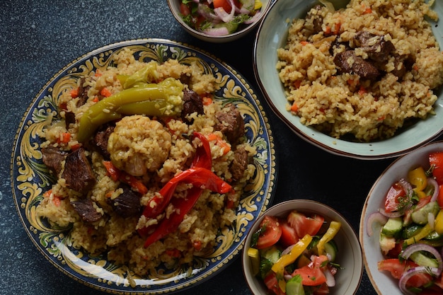 Usbekische Küche (Essen) Pilaw (Plov), Salat Achichuk (Achuchuk). Hammelfleisch, Reis, Karotten, Pflanzenöl, Rosinen, Zwiebeln, Kurkuma, schwarzer Pfeffer, Kreuzkümmel