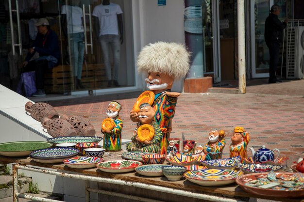 Usbekische Teller und Ausstellungsspielzeug