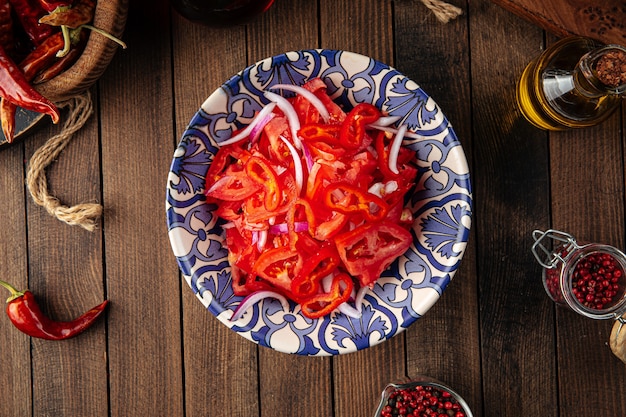 Usbekischer Achichuk-Salat mit Tomaten und Paprika