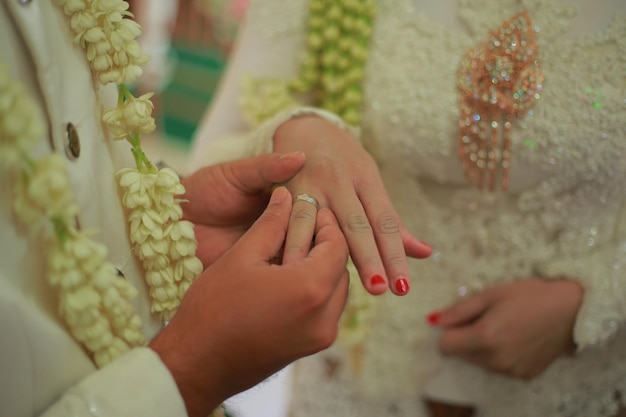 Use un anillo anillo de bodas amor pareja