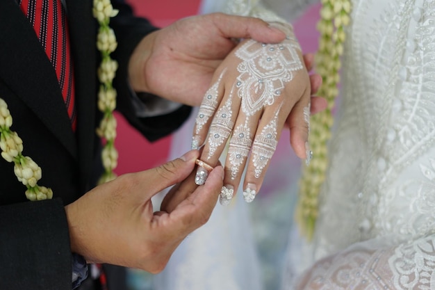 Use un anillo Anillos de boda símbolo amor familia Un par de anillos de boda sencillos