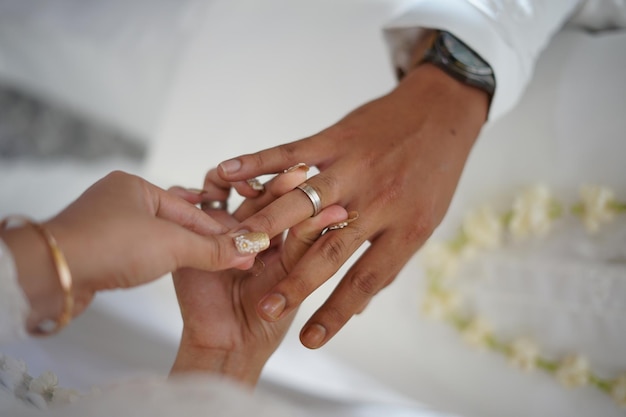 Use un anillo Anillos de boda símbolo amor familia Un par de anillos de boda sencillos