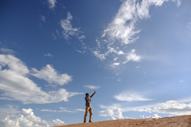 Foto use as duas mãos para bloquear o sol.