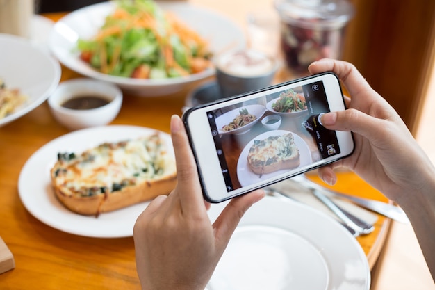 Use o celular para capturar sua refeição e compartilhe na rede social antes de comer