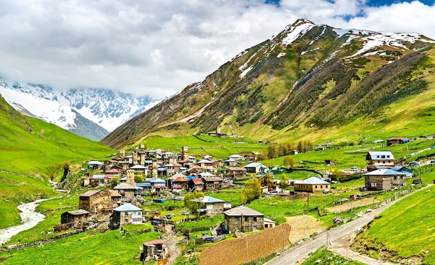 Ushguli com torres Svan tradicionais, patrimônio mundial da UNESCO na Geórgia