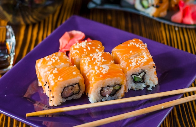 Ushi con pescado rojo en un plato morado