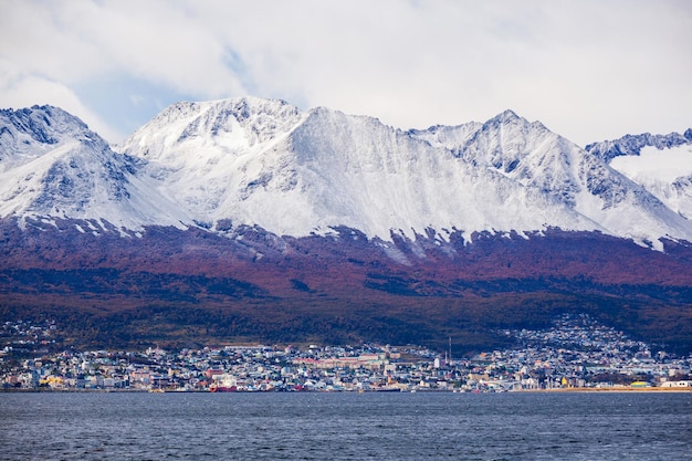 Ushuaia-Luftbild. Ushuaia ist die Hauptstadt der argentinischen Provinz Tierra del Fuego.