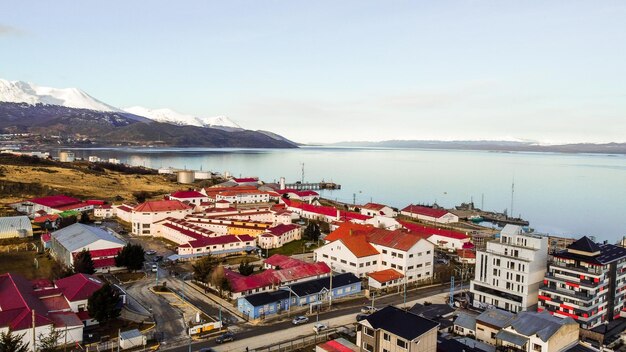 Foto ushuaia tierra del fuego vista aérea desde drone de museo del fin del mundo y el mar