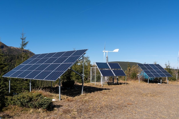 Usina de energia solar na floresta Acumulação de energia solar Economia de eletricidade Energia ecológica e eletrodomésticos Visão frontal