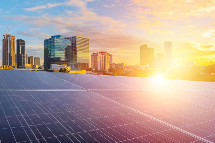 Usina de energia solar renovável com painéis solares solares com o céu ensolarado Fundo de painéis solares azuis de módulos fotovoltaicos para energia renovável