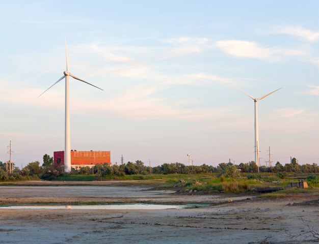 Foto usina de geração elétrica de moinho de vento (perto da cidade de scholkino, crimeia, ucrânia).
