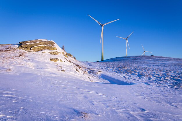 Foto usina de moinho de vento em uma montanha na áustria