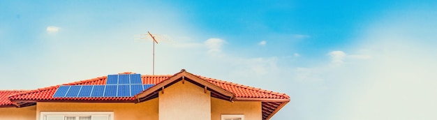 Usina fotovoltaica em um telhado de casa em Sunny Day