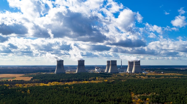 Usina nuclear e vista aérea de torres de resfriamento