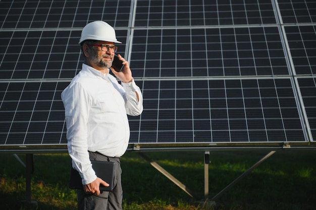 Usina solar Homem parado perto de painéis solares Energia renovável