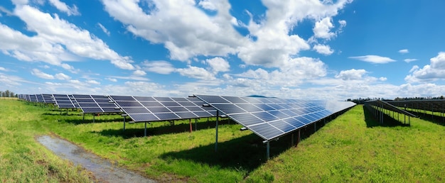 Usina solar no outono Painéis solares em campo de grama laranja sob céu azul com nuvens