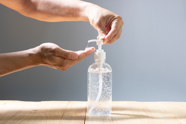 Uso de alcohol en gel, lavado limpio, desinfectante para manos, bacterias anti virus, cuidado de la piel sucia