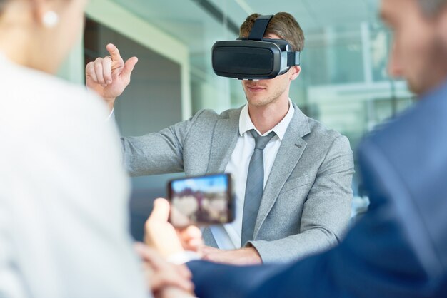 Uso de auriculares VR en la sala de juntas