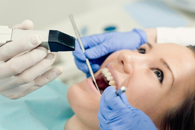 Foto uso de cámaras intraorales en odontología