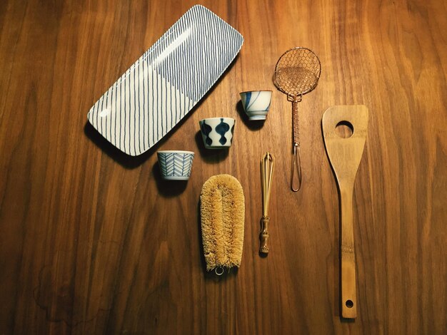 Uso de cocina en una mesa de madera