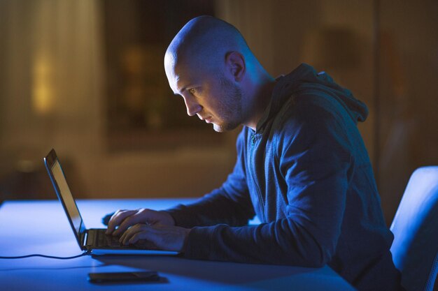 el uso de computadoras portátiles para el ataque cibernético hacker
