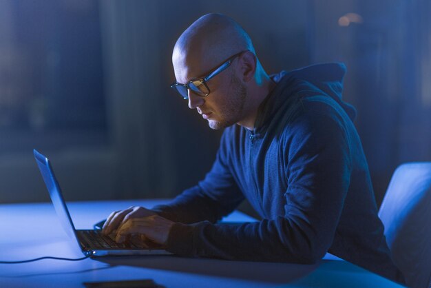 el uso de computadoras portátiles para el ataque cibernético hacker