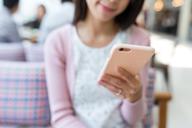 Uso de mulher de telefone inteligente