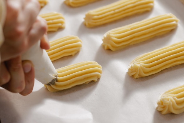 Uso de uma bolsa para formar o conceito de padaria eclairs de cozimento