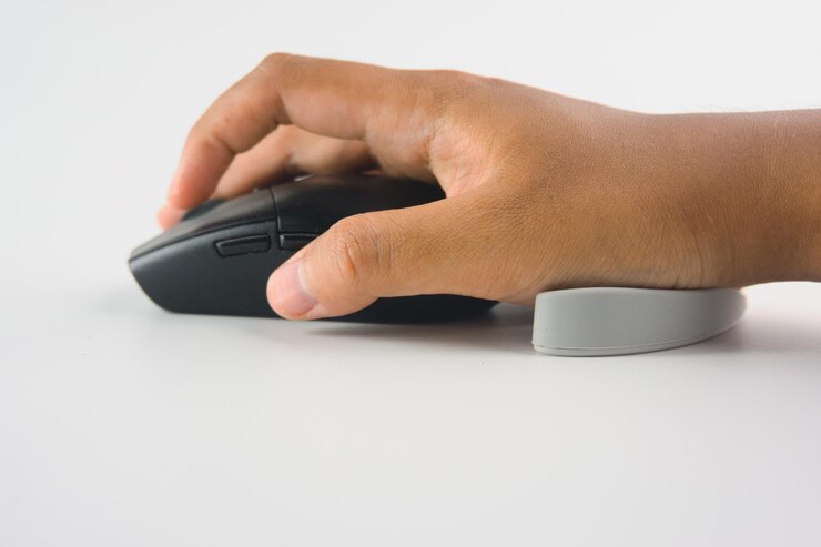 Uso ergonómico de un ratón de computadora con soporte para la muñeca