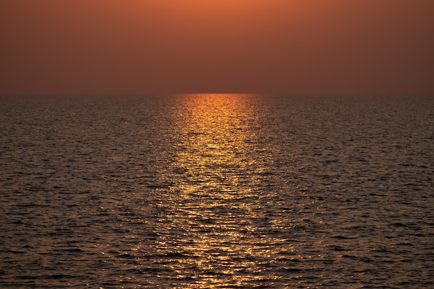 El uso espectacular del fondo del paisaje de la reflexión de la puesta del sol y de la salida del sol para el diseño de la bandera o de la cubierta.