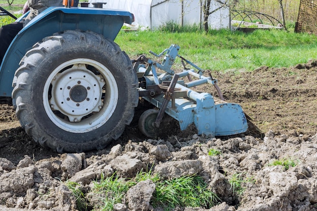 El uso de una fresadora de tractor afloja y muele el suelo antes de plantar