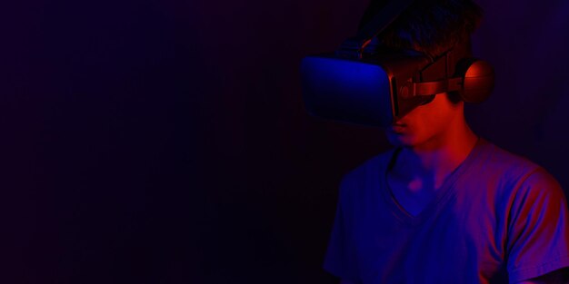 El uso de gafas VR simula el mundo de la postura corporal del metaverso