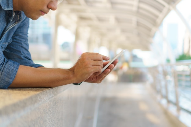 El uso del hombre del teléfono móvil en la ciudad