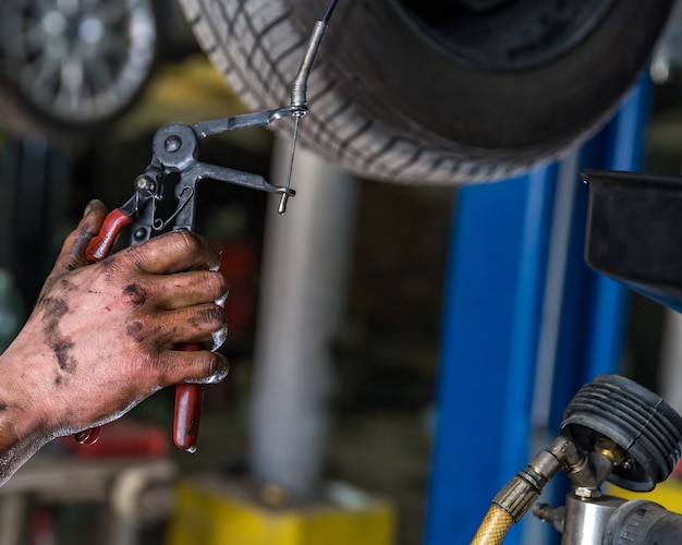 uso de una llave especial al aflojar los tornillos del automóvil en servicio