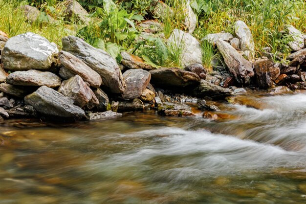 Con un uso magistral de la larga exposición esta imagen encapsula la majestuosidad fluyente de una montaña