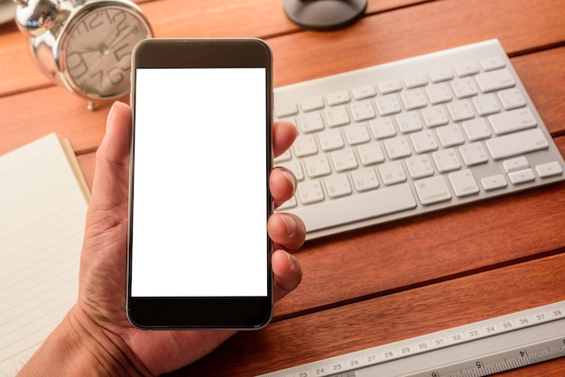 uso de la mano teléfono inteligente con pantalla en blanco vacía