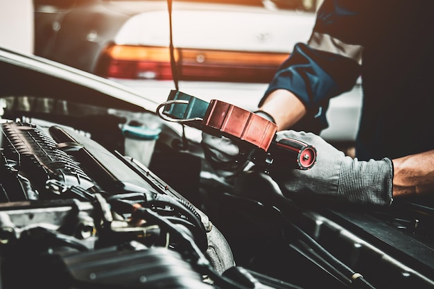 Uso manual de primer plano Manómetro para comprobar el acondicionador de aire del coche refrigerante.