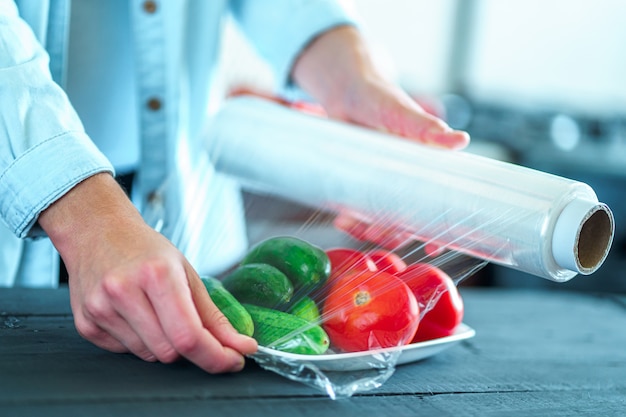 Uso de película alimenticia para almacenar alimentos en el refrigerador