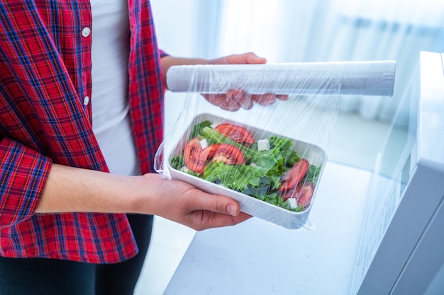 Uso de película de plástico de polietileno para alimentos para almacenamiento de alimentos en el refrigerador