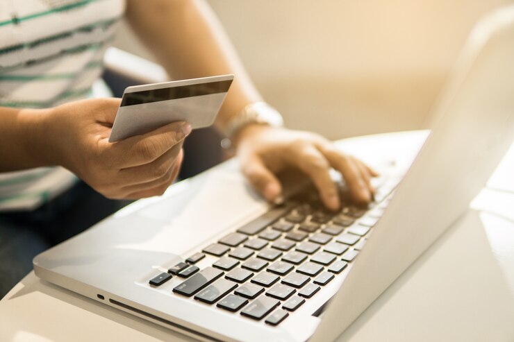 mediante el uso de tarjeta de crédito o aplicación de banca por Internet