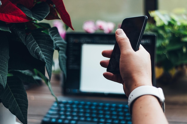 Uso de la tecnología en el hogar con un teléfono inteligente