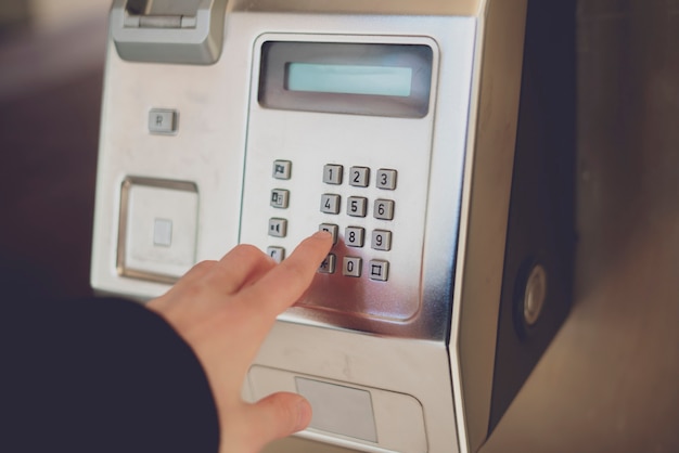 Uso de teléfono público de pago. viejo teléfono público en la calle f