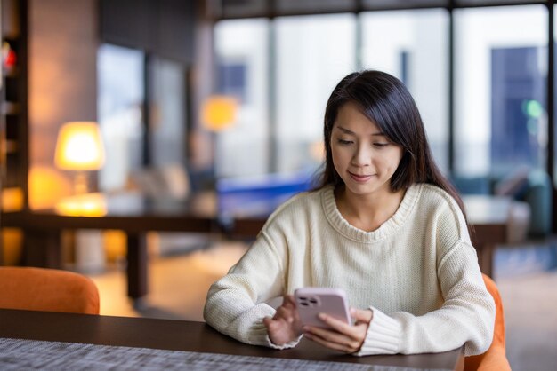 Uso de teléfonos celulares por parte de las mujeres en el hogar